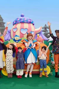 بیایید در انگلیسی بازی کنیم: جهان را ملاقات می‌کند