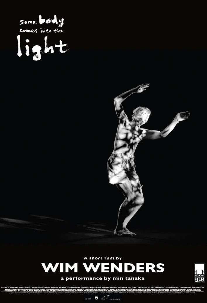 کسی به نور می‌آید