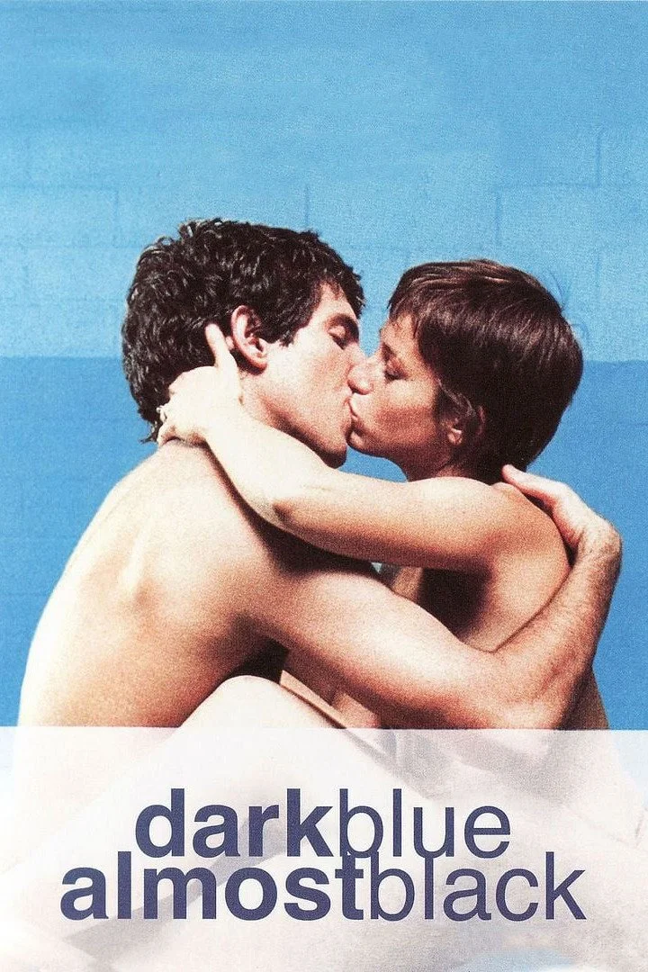 آبی تیره تقریباً سیاه