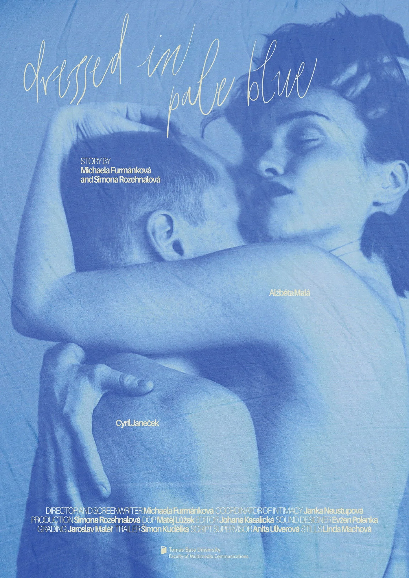 V bleděmodré oblečeni