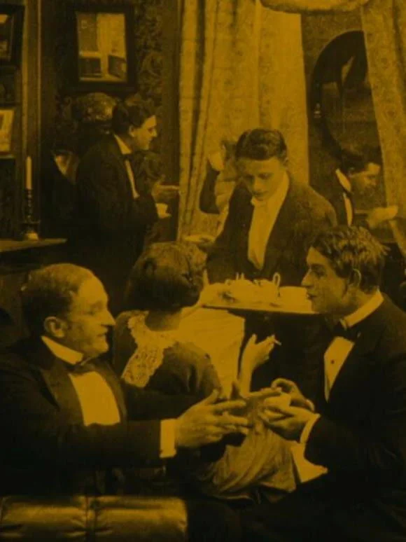 گورکی، کارآگاه شیطانی