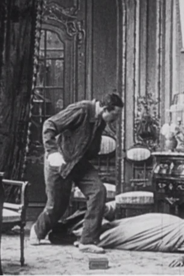 مرد با دستکش های سفید