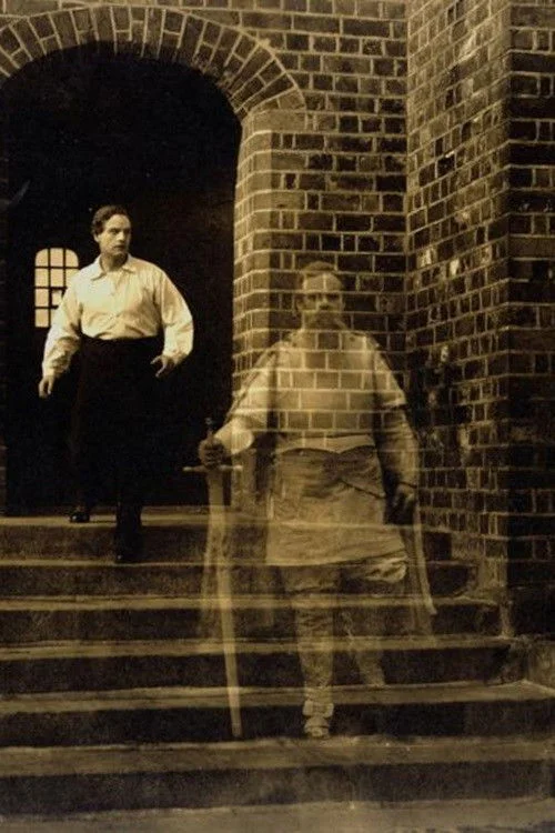 مرد در شنل سفید