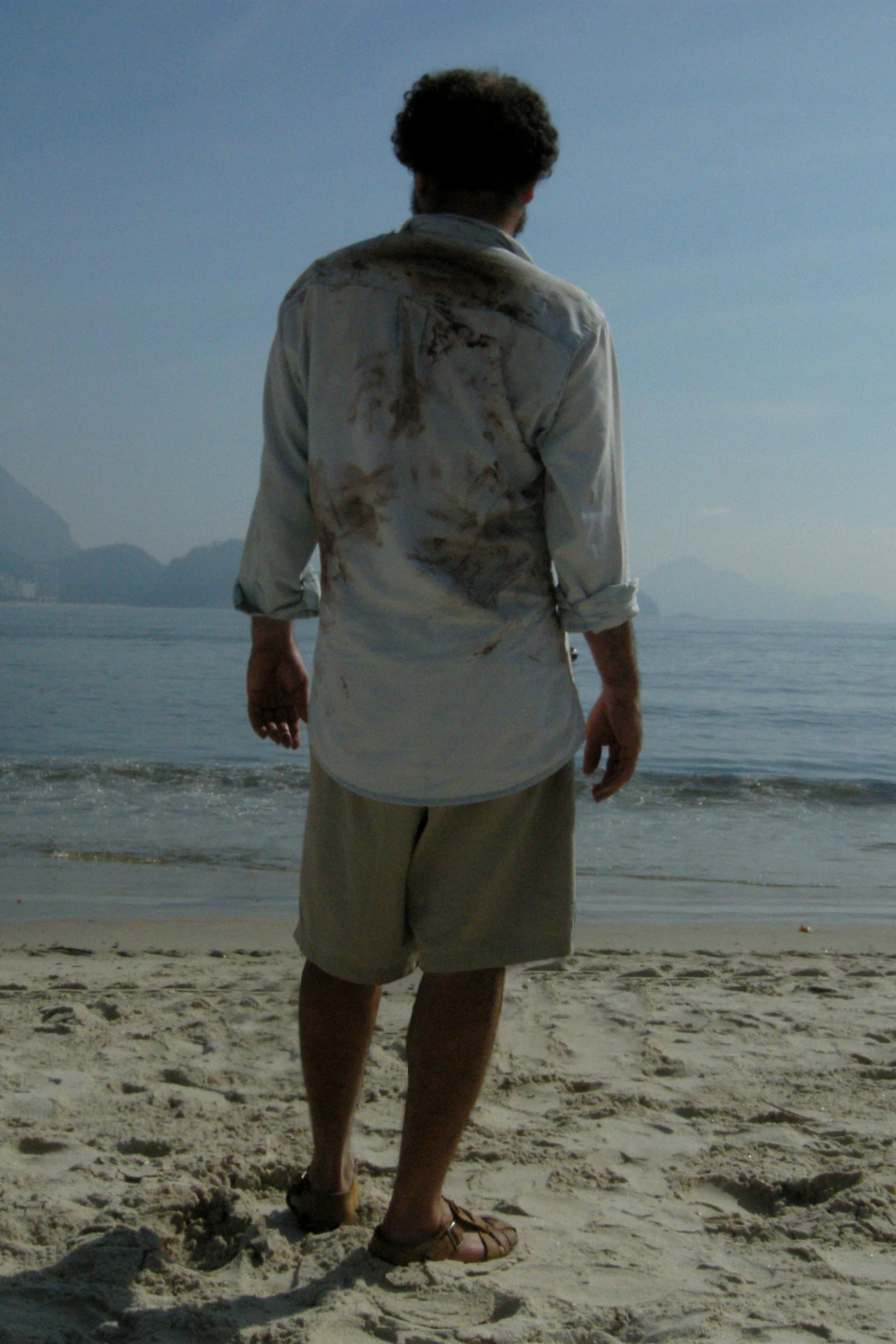 آن شب سیاه او با یک دریای آبی رویا دید