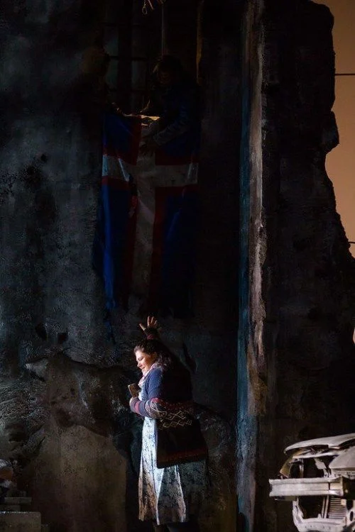 در دیوانگی ما باور می‌کنیم