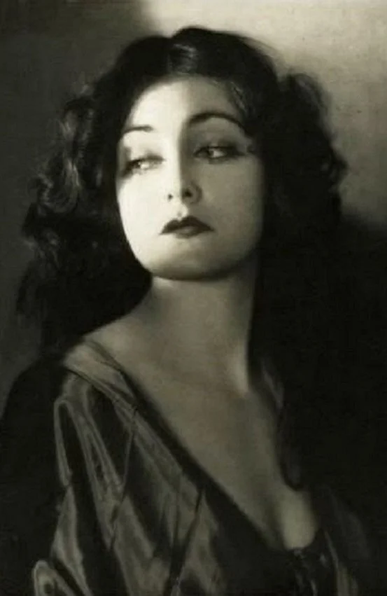 لباس زن را می‌سازد